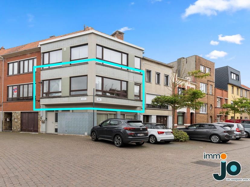 Cet appartement d'angle à rénover, comprenant deux chambres et doté d'un certificat de performance énergétique (CPE) avantageux, est situé à proximité