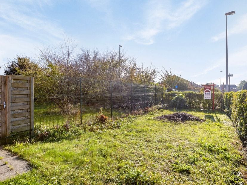 Bent u op zoek naar een bouwgrond voor halfopen bebouwing in Oostende? Dan biedt dit perceel van 421 m², gelegen in de residentiële omgeving van Oud V
