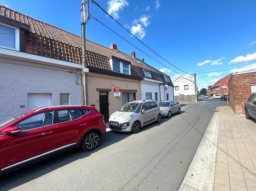 Gezellige woning met 2 slaapkamer en ruime tuin.Indelinggelijkvloers: inkomhal, ruime living, keuken, bijkeuken, badkamer, wasplaats/bureel/kamereerst