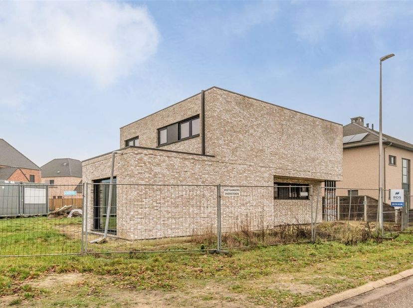 Charmante nieuwbouwwoning in ruwbouw met 3 slaapkamers op rustige locatie in Hamont-Achel<br />
Ligging<br />
Gelegen aan de Rangeerweg in Hamont-Ache