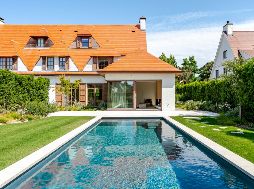 In hartje Knokke-Het Zoute, vlak bij de Sparrendreef en de Zoutelaan, stellen we u graag deze stijlvolle, volledig vernieuwde villa voor. Gelegen op e