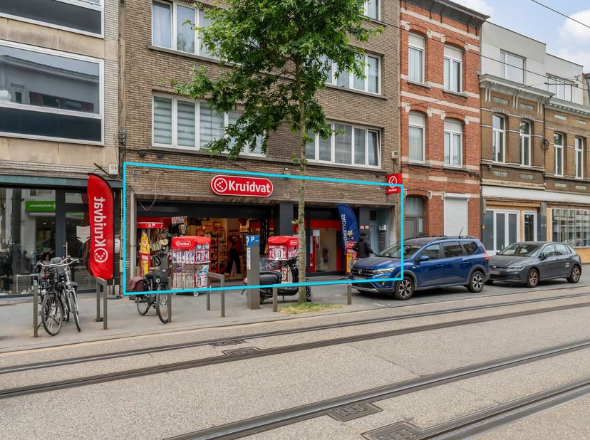 Commercieel gelijkvloers met magazijn – verhuurd aan Kruidvat (Deurne)<br />
Herentalsebaan 384, 2100 Deurne<br />
Vraagprijs: € 1.100.000 – Huuropbre