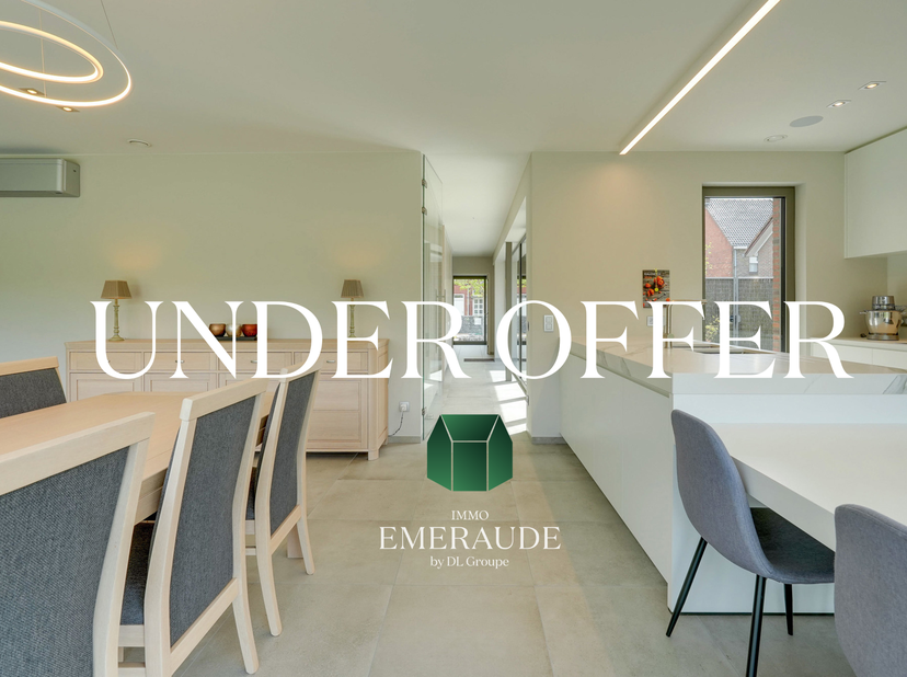 Met zicht op groen vindt u deze stijlvolle woning waar woonkwaliteit en hedendaags comfort mooi samenkomen. Gebouwd in 2019 en ingeplant op een ruim p