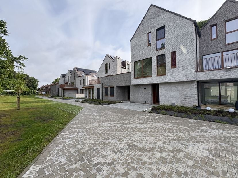 Appartement duplex moderne et économe en énergie avec 3 chambres et terrasse<br />
<br />
Situation : Les appartements font partie du projet "Olerpa