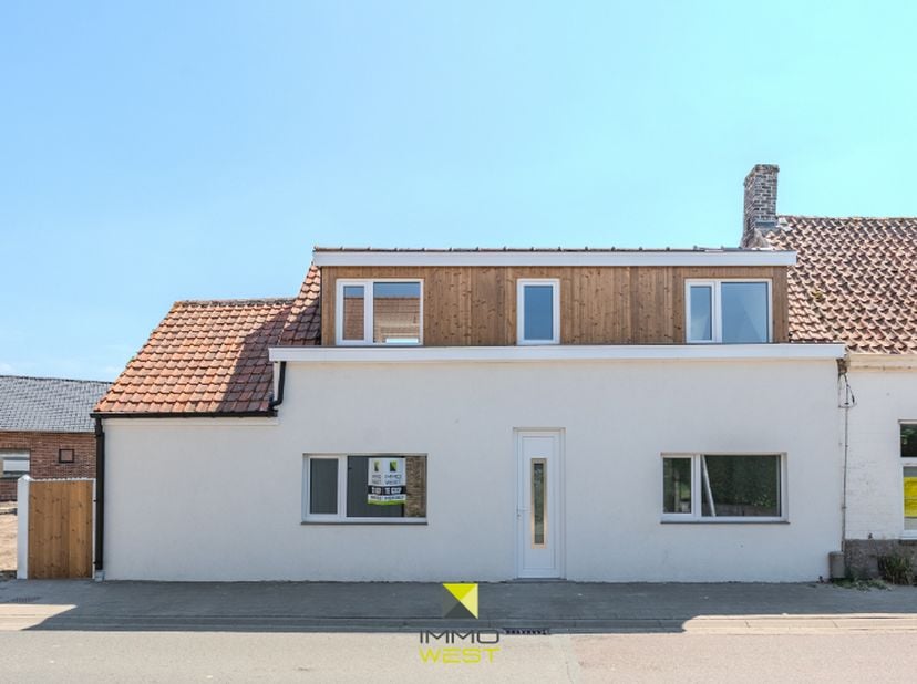 Deze halfopen woning met rechtstreekse toegang tot de nieuw aangelegde tuin, is volledig gerenoveerd met oog voor detail. De charme van de gevel geeft