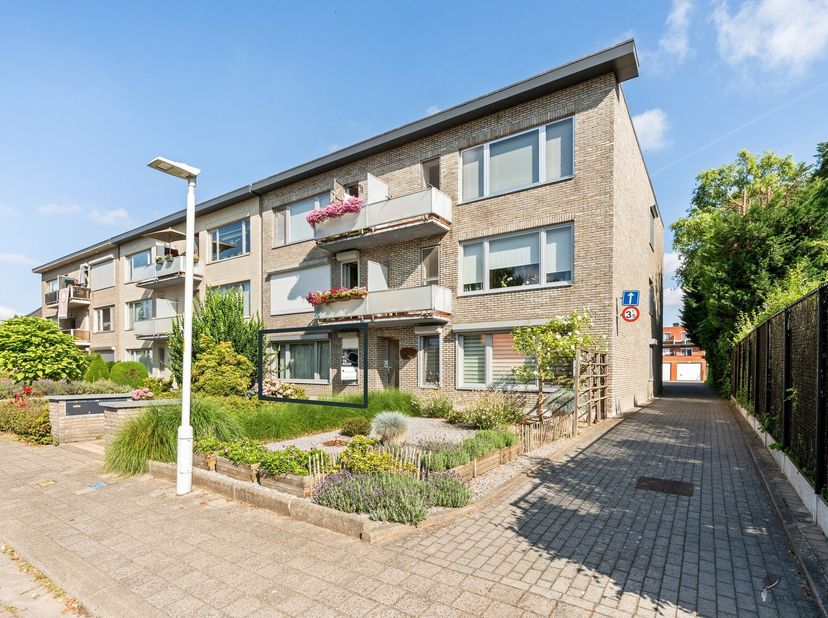 Op te frissen ruim gelijkvloersappartement met 3 slaapkamers, tuin en garage op toplocatie in Schoten!<br />
<br />
Bent u op zoek naar een ruim app