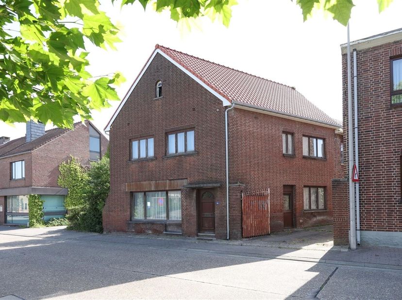 Gunstig gelegen renovatieproject met potentieel op een knap perceel van 12a 87ca <br />
<br />
Omgeving:<br />
+ Rustig en centraal gelegen in een
