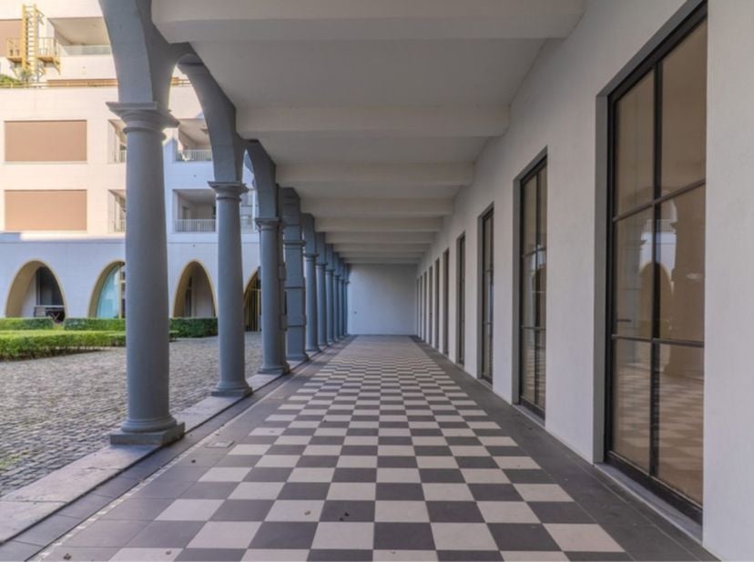 - Kantoor 800m²<br />
- Instapklaar<br />
- In het historisch centrum<br />
- Private ondergrondse parking<br />
- Zeer goed bereikbaar met de fiets e