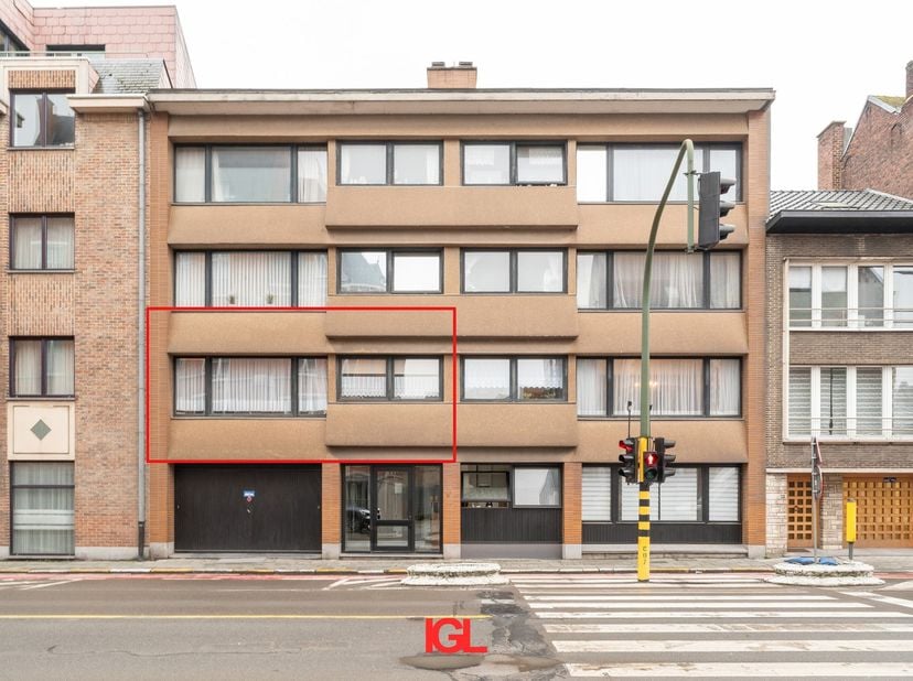 Immo Groot Leeuw vous propose ce spacieux et bel appartement bien entretenu, situé à distance de marche du centre de Halle. L’appartement se trouve da