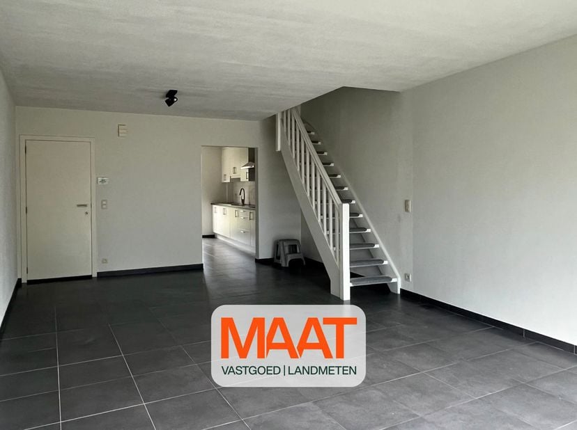 BEZOEKDAG OP 12/06 TUSSEN 16u00 en 17u00.<br />
ENKEL IN TE SCHRIJVEN VIA INFO@MAATVASTGOED.BE<br />
Dit verzorgd duplex appartement is ideaal gelegen