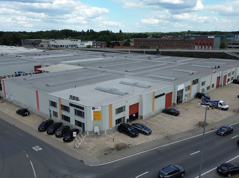De unit bestaat uit een magazijngedeelte van ca. 186 m², geschikt voor opslag, logistiek of lichte productie, en een kantoorgedeelte van ca. 205 m², p