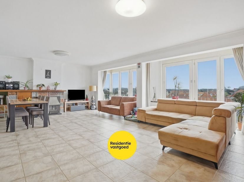 Op een uitstekende ligging langs de Koninklijke Baan, op wandelafstand van zee en het centrum van Koksijde-Bad, bevindt zich dit ruime appartement op