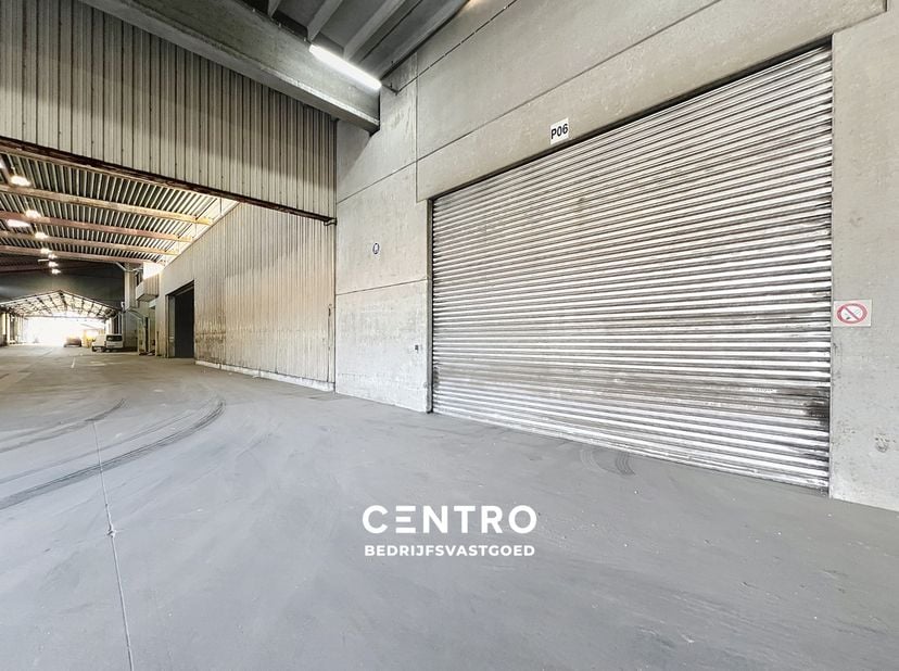 Benaderende bruto-AFMETINGEN:&amp;nbsp;<br />
Magazijn: 330m²&amp;nbsp; (28 x 11,78m).<br />
Ruim verhard gemeenschappelijk parkeerterrein met slagboom.<br />
