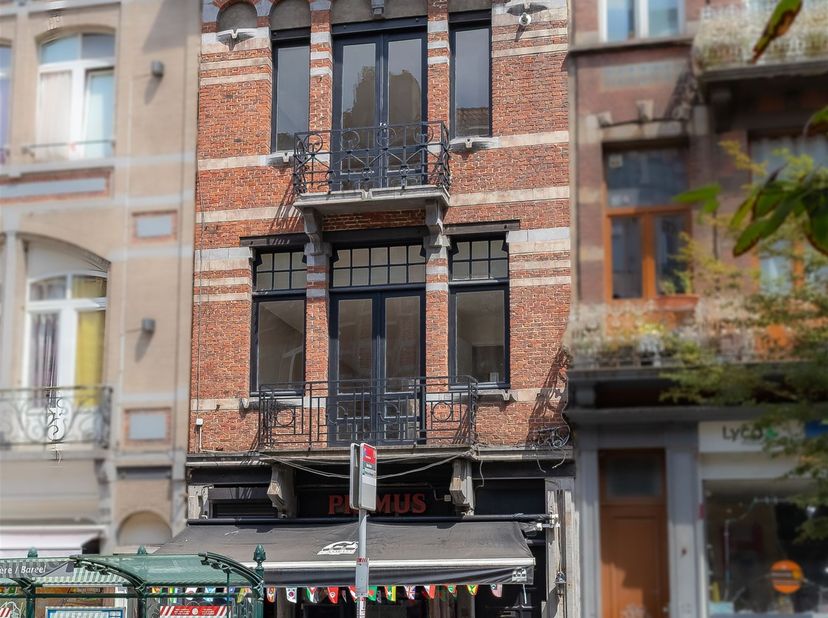 Property One biedt u een gemengd gebouw aan dat ideaal gelegen is tussen het gemeentehuis en de barrière van Sint-Gillis. Het gebouw bestaat uit een c