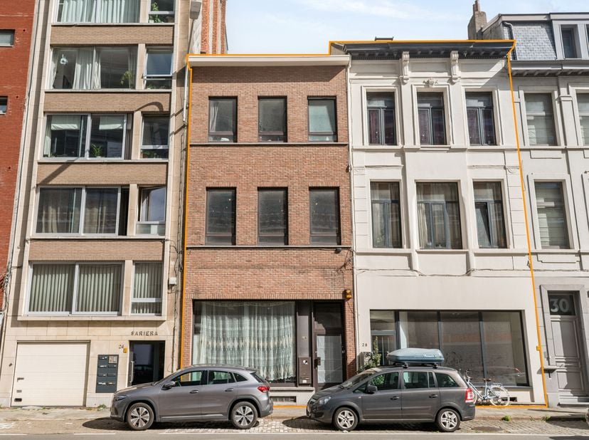 Op een uitstekende locatie in de Generaal Lemanstraat 26 bevindt zich dit veelzijdige handelshuis met tuin en verhuurde units.<br />
De panden combine