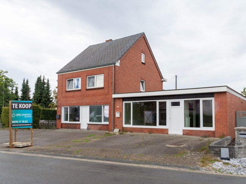Dit ruime handelshuis is opgedeeld in een eengezinswoning (nr. 46) en een appartement (nr. 44A), heeft 7 slaapkamers, een vrijstaande garage en een gr
