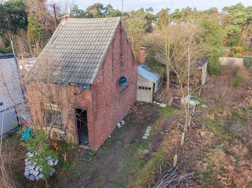Op een uitstekend gelegen perceel van ca. 18are70ca met een straatbreedte van 20 meter bevindt zich deze af te breken woning, ideaal voor heropbouw of