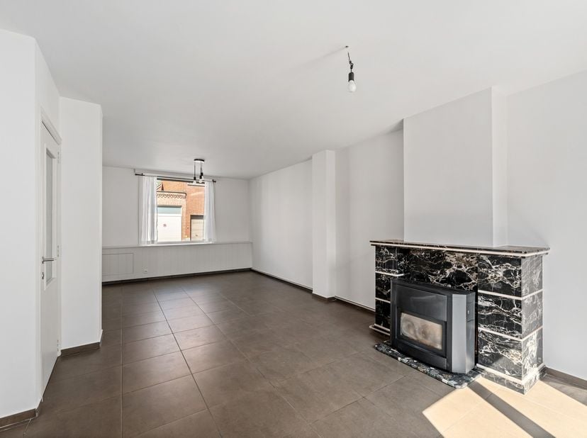 In de Krekelmotestraat in Izegem, vlakbij het shoppingcentrum in Izegem, bevindt zich deze instapklare verzorgde woning.&amp;nbsp;<br />
<br />
De woning,