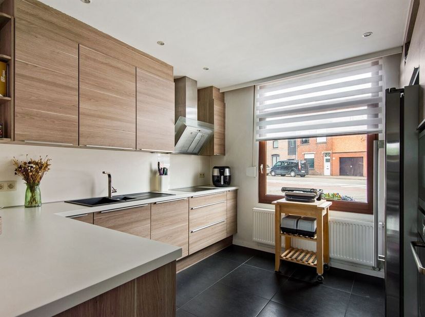 Instapklare woning met 3 slaapkamers en tuin<br />
Deze charmante woning is gelegen in de Oude Kruibekestraat 4 in Kruibeke, in een aangename en vlot