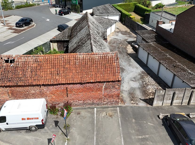 Projectgrond te koop in het centrum van Haaltert (Ede). Momenteel staan en nog (verhuurde) garageboxen op deze grond. <br />
Grondoppervlakte van +/-