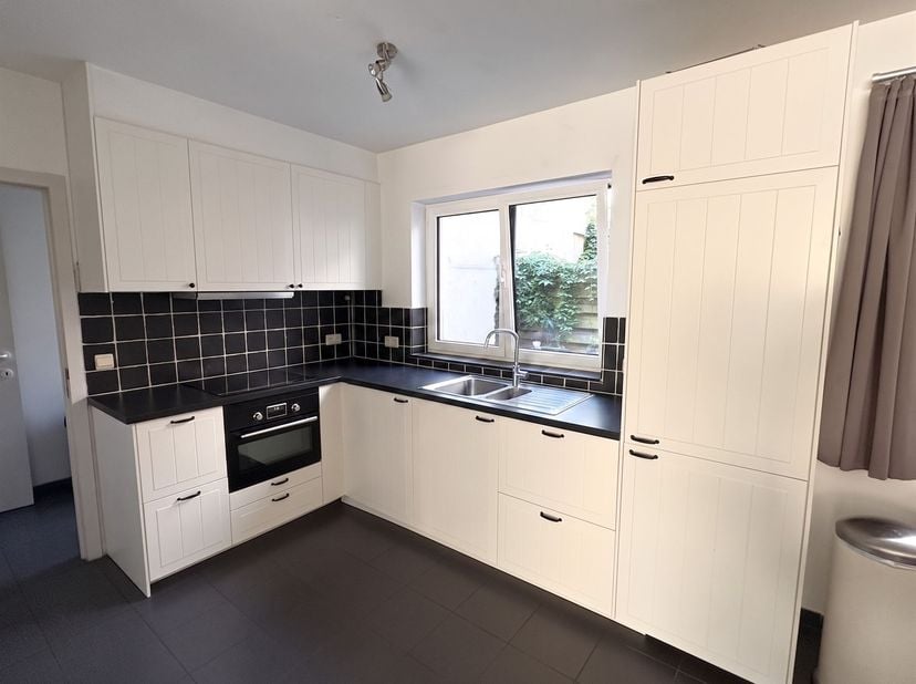 Gelijkvloers 2-slaapkamer appartement met tuin<br />
<br />
Ligging: <br />
Het appartement is gelegen te Ekeren, op wandelafstand van verschillend