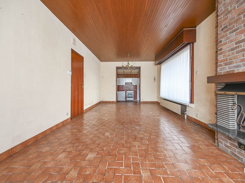 VERKOCHT! Compromis in opmaak. Deze totaal te renoveren ééngezinswoning beschikt over een bewoonbare oppervlakte van 186 m² (volgens EPC-attest) en is