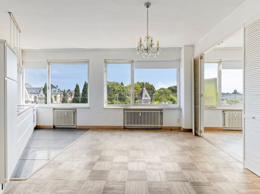 Cet appartement lumineux et chaleureux à vendre est situé au 132, rue Mercator, à Anvers. Il se trouve entre la gare centrale et la gare de Berchem, à