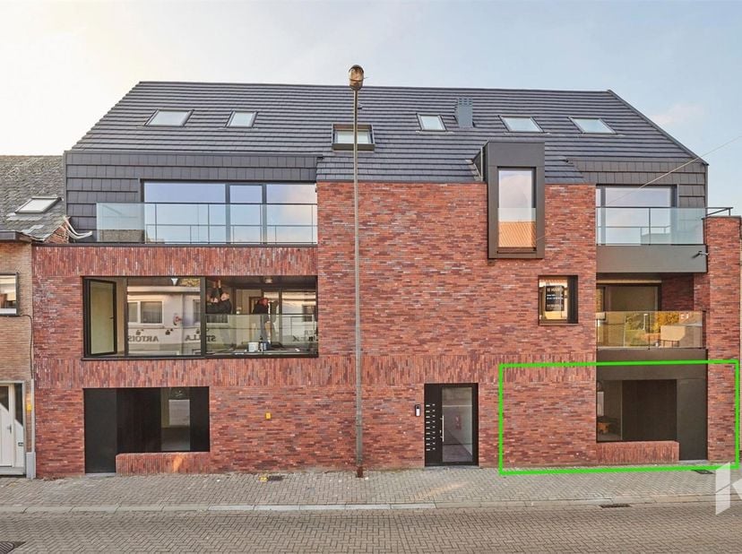 Gelijkvloers nieuwbouwappartement (93 m²) met 2 slaapkamers en mooi terras gelegen in het centrum van Lommel.<br />
INDELING<br />
Inkomhal, woonkamer