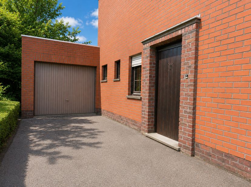 Bent u op zoek naar een woning met ruimte, potentieel en een uitstekende ligging? Deze alleenstaande woning bevindt zich in het charmante dorp Adegem,