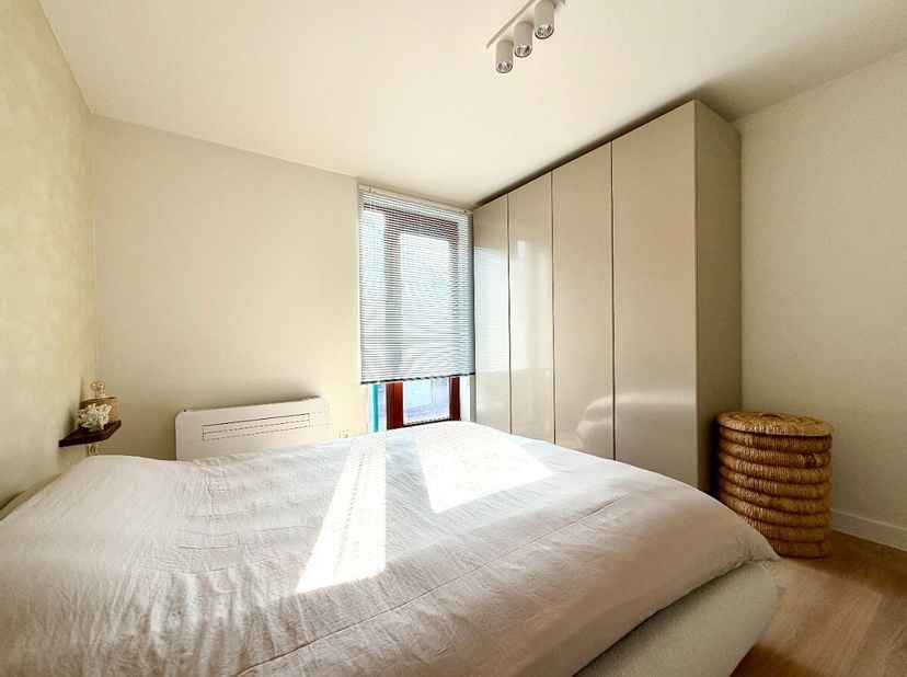 [[ CE BIEN PARTICIPE À LA JOURNÉE MAISONS OUVERTES ERA LE 19/9 DE 11:00 À 12:00 ]] À vendre : Appartement rénové (2026) de deux chambres, idéalement s