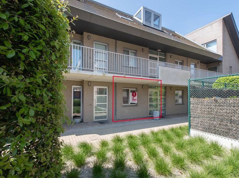 Appartement met aangename en zongericht tuin te koop op een zeer rustige locatie te Westende. Dit appartement (63 m²), gelegen in de residentie De Gro