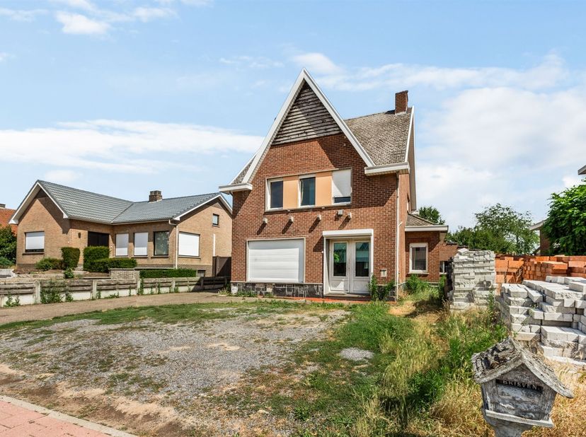 Maison mitoyenne à rénover comprenant 3 chambres et un garage, sur un terrain de 832 m²<br />
<br />
Situation :<br />
Cette maison mitoyenne bénéfici