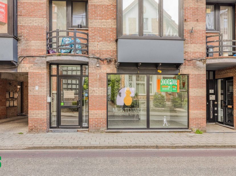 Multifunctioneel handelspand met garage. <br />
Ideaal gelegen handelspand vlakbij de markt en de winkelstraat van Geel met een vlotte verbinding naar