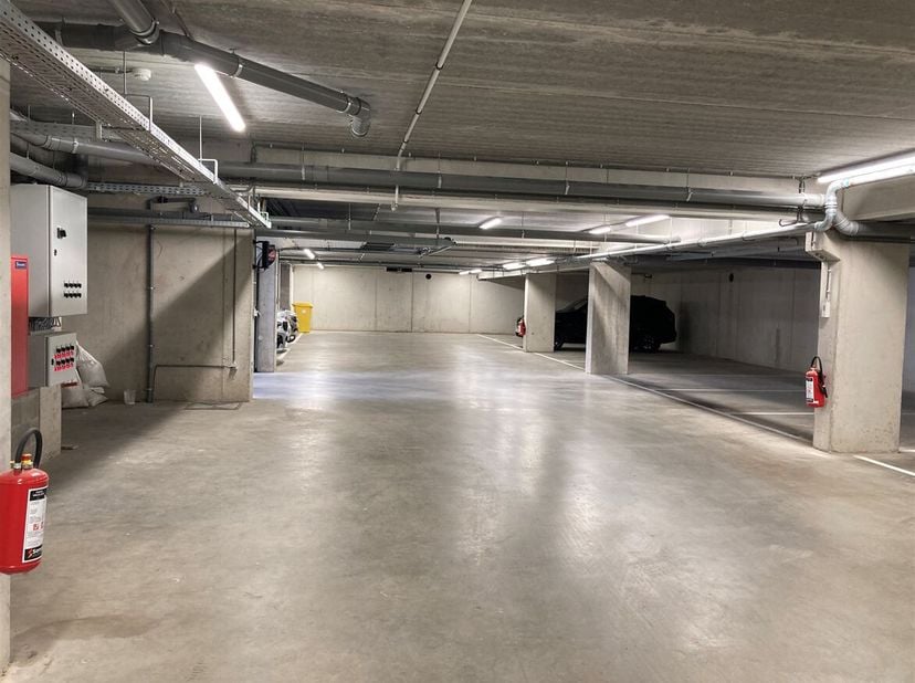 Emplacement de parking souterrain idéalement situé dans le centre de Mol-rauw !<br />
Les emplacements sont facilement accessibles par un large portai