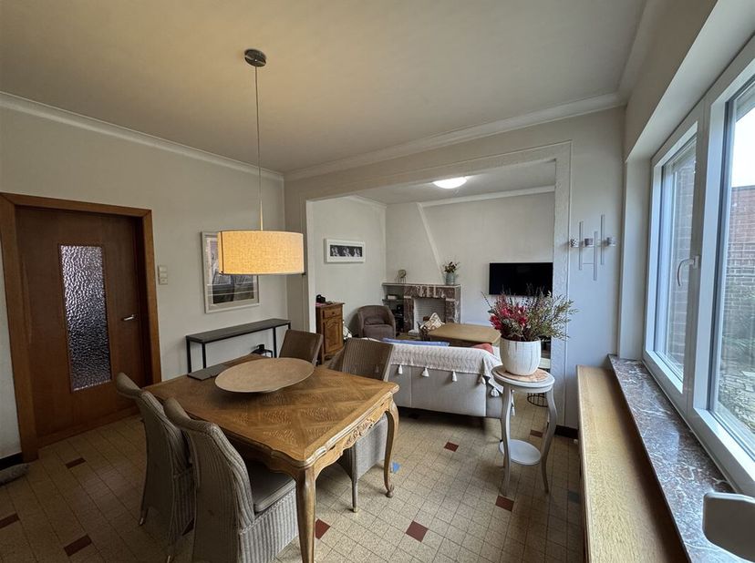 Goed huis met 3 slaapkamers, garage en tuin, gelegen in een rustige straat in Basècles.<br />
De woning bestaat op de begane grond uit: een hal, een l