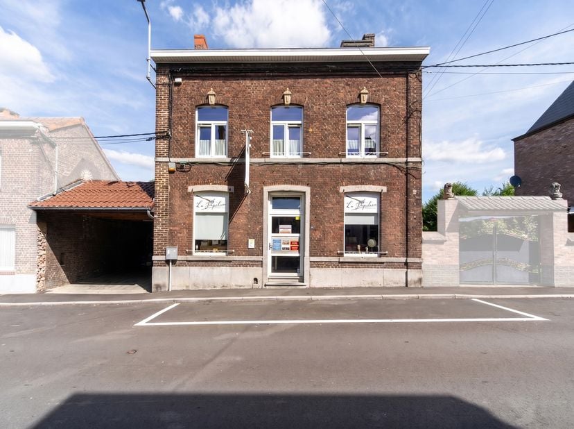 Maison unifamiliale avec espace professionnel, jardin de 30 ares et énorme potentiel – Châtelet<br />
Le Bureau Savini vous propose cette magnifique m