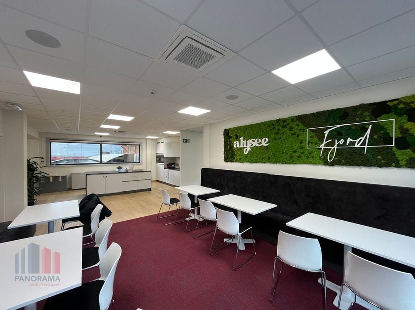 <br />
Des bureaux élégants d'une superficie totale de 621 m² sont disponibles à la location. Cet espace attrayant est idéalement situé APRÈS l'autoro