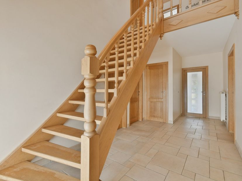 Deze instapklare woning op een perceel van 985 m² biedt volop ruimte en comfort. De lichtrijke leefruimte met schuifraam geeft uit op de tuin met terr