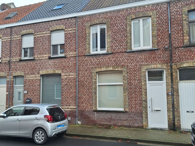 Gerenoveerde en energiezuinige rijwoning op centrale ligging in Poperinge. <br />
<br />
Deze volledig gerenoveerde rijwoning ligt op wandelafstand va