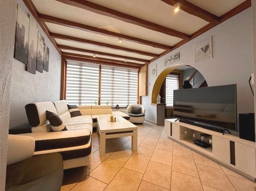 Aangename, volledig gerenoveerde twee-onder-een-kapwoning met een ideale ligging dicht bij het plein en voorzieningen.<br />
Het huis bestaat uit:<br