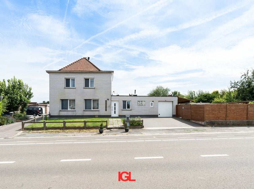 Immo Groot Leeuw stelt u deze charmante driegevelwoning voor, ideaal gelegen langs de Brusselbaan. De woning werd recent en smaakvol gerenoveerd en ge