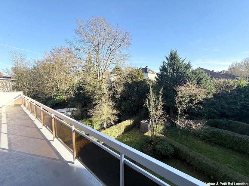 WOLUWE-SAINT-PIERRE, situé dans le quartier du Parc de la Woluwe, agréable APPARTEMENT  (2ch/1sdb) de 90m² avec parking et terrasse. Situé au 2ème éta