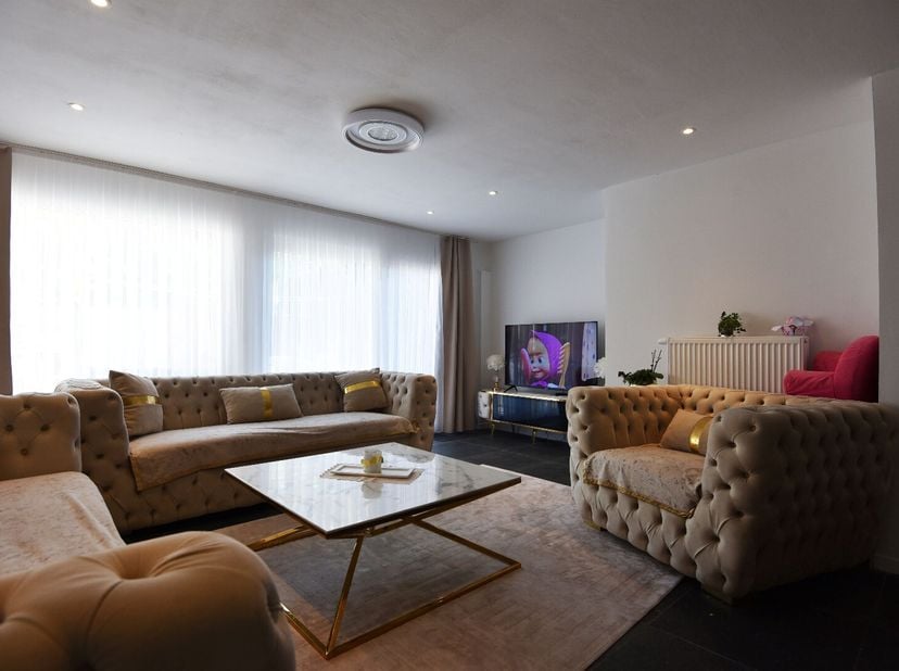 Rijwoning op 73 m² (98 m² bruikbare vloeroppervlakte ) met :<br />
Gelijkvloers:<br />
- leefruimte<br />
- open keuken met spoelbak, gaskookfornuis,