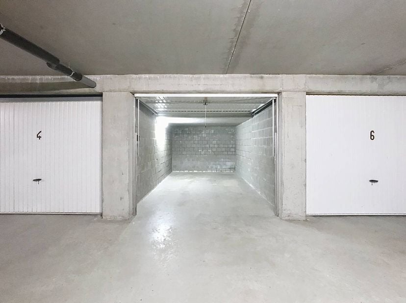 Deze centraal gelegen garagebox (nr. 5), uitgerust met verlichting en elektriciteit, bevindt zich in de residentie Duinzicht III, aan de Duinenweg 231