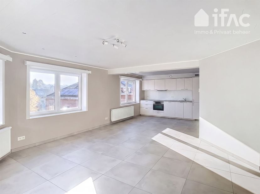 Super gelegen volledig gerenoveerd 1-slaapkamer appartement, met uitstekend EPC (A)!<br />
<br />
Op de 1ste verdieping van een klein gebouw: inkomh