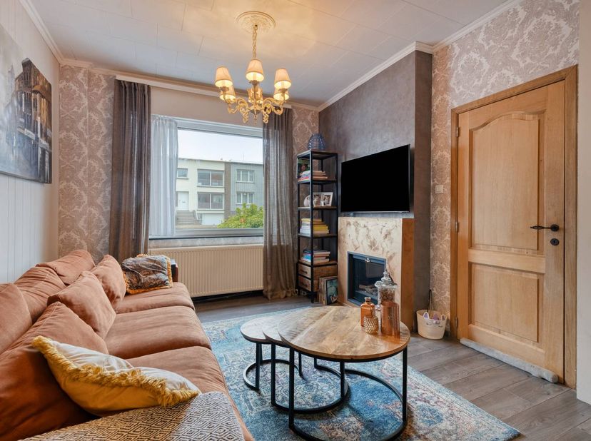 Dit gerenoveerd huis wordt u te koop aangeboden op een goed bereikbare locatie in Blankenberge. Het huis bevindt zich toch op korte afstand van divers
