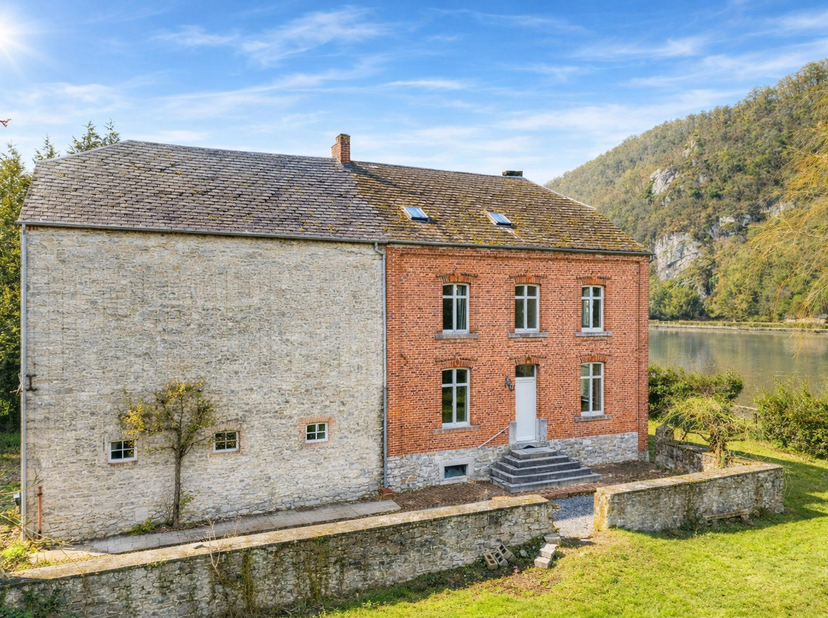 Easyhome Immobilier vous invite à découvrir cette charmante maison idéalement située à Hastière, à proximité des commodités, des axes principaux et de