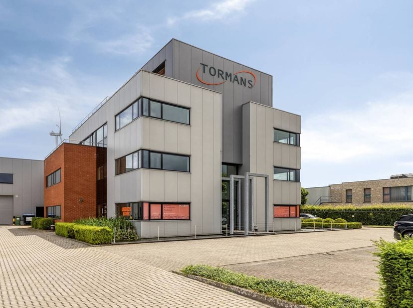 Deze kantoorruimte van ca. 120,41 m² bevindt zich op de eerste verdieping van een representatief kantoorgebouw aan de Liesdonk in Geel.<br />
<br />
D