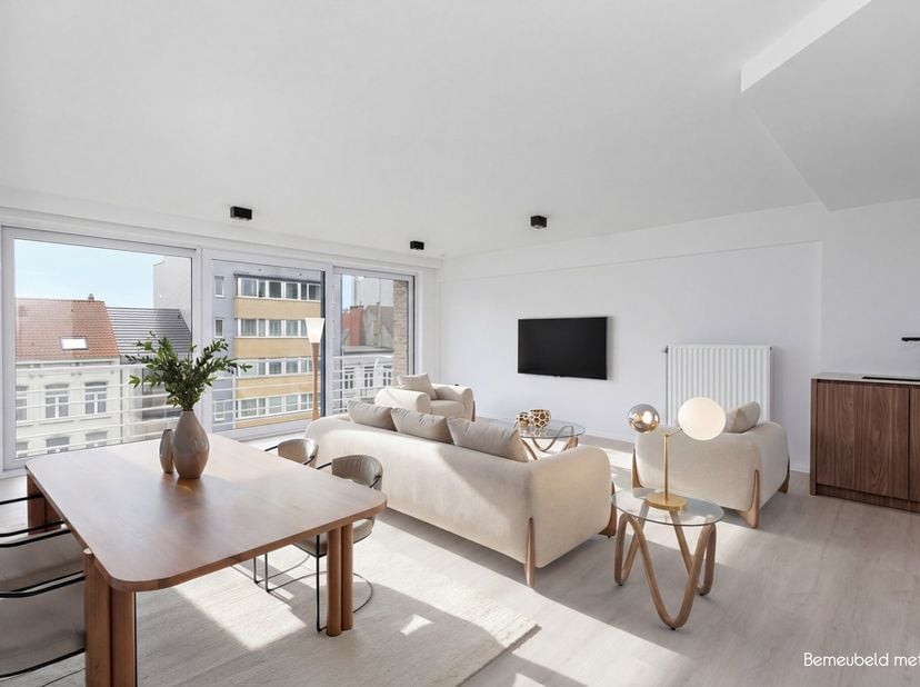 Op de vierde verdieping van residentie Emma, gelegen aan de vernieuwde Koninginnelaan in Oostende, vindt u dit instapklare en stijlvol gerenoveerde ap