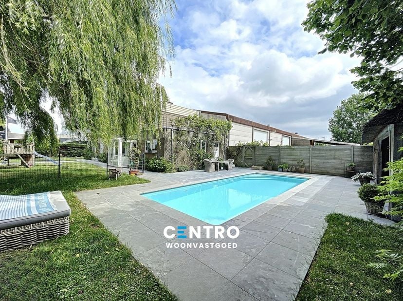 Ruime woning + magazijn (270m2) op KMO-grond te Knokke-Heist!<br />
<br />
INDELING:<br />
WONING:<br />
Gelijkvloers:<br />
Ruime&amp;nbsp;inkomhal - afz